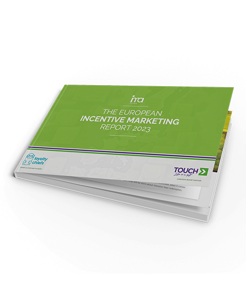 Een langwerpig, groen boekje; de 3D-visual van het IMA Incentive Marketing Report