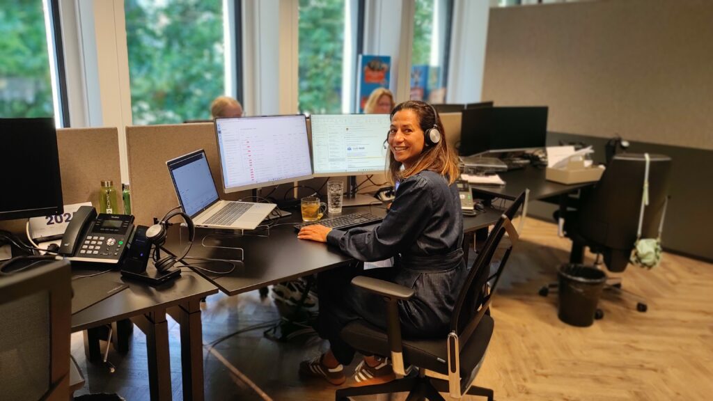 Melanie de Man at work as a service agent